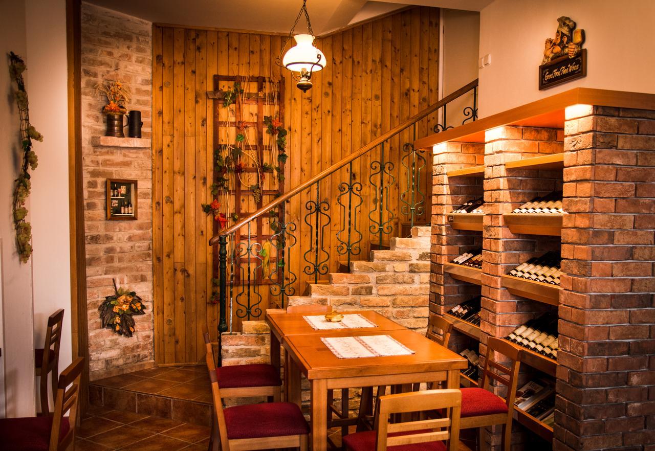 Herbenka Hotel Hustopeče Zewnętrze zdjęcie